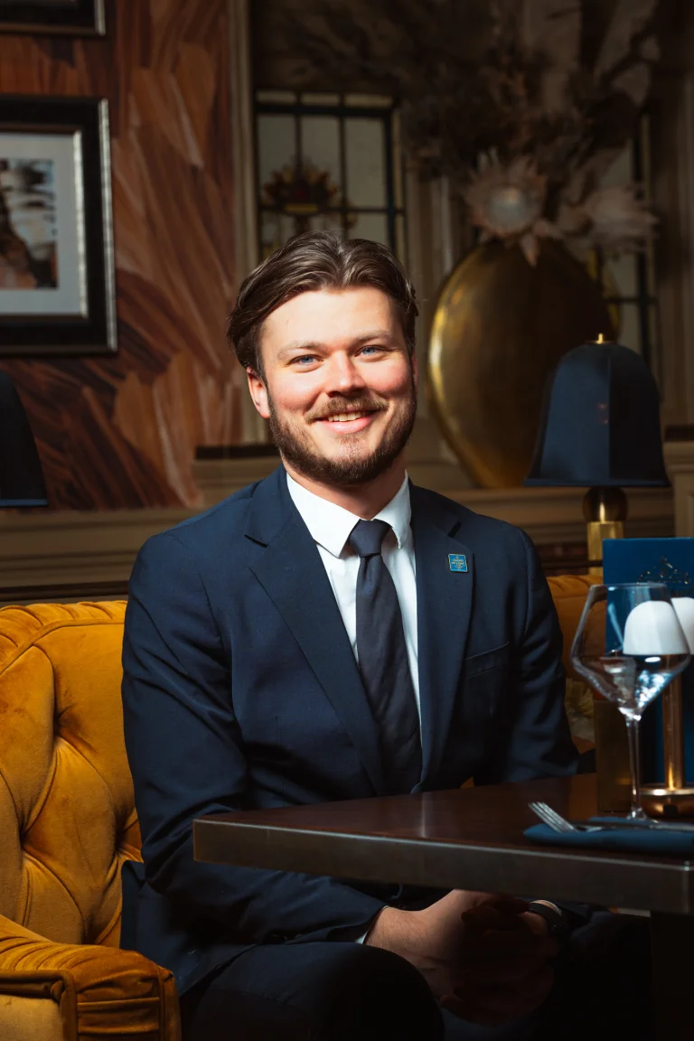 OLI LEES LEEDS BAR MANAGER 4667